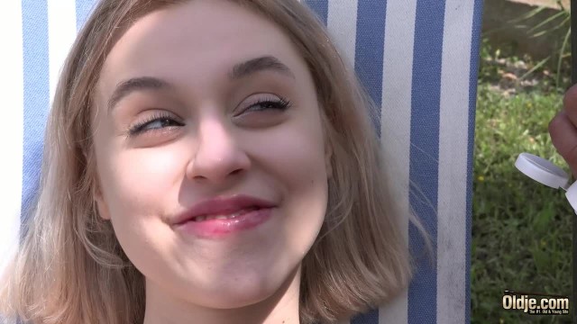 Молодая блондинка трахается с двумя стариками в саду